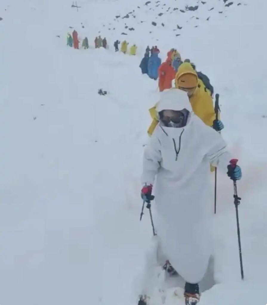About 1,000 climbers have been trapped on the Tibet side of Mt Everest following a blizzard
