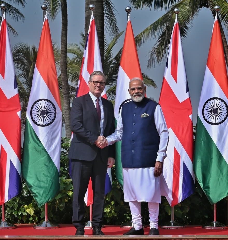 Keir Starmer and Narendra Modi pose for an official photo at Raj Bhawan, Mumbai.