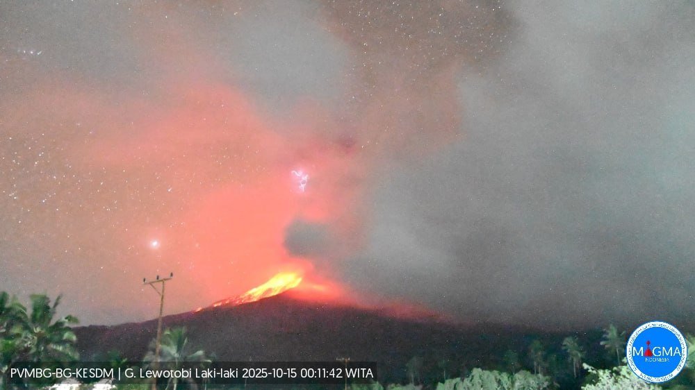 Eruption of Mount Lewotobi Laki-laki in Indonesia.