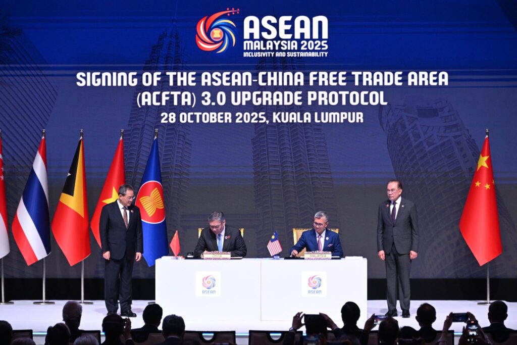 Chinese, ASEAN officials signing FTA 3.0.