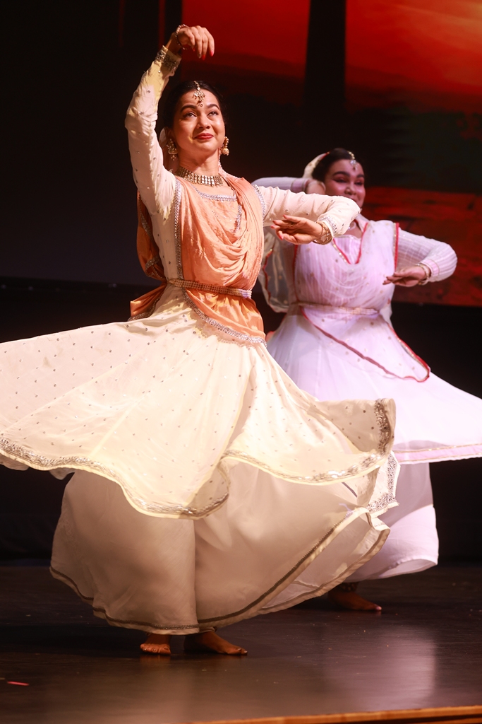 Guru Shivangi Dake-Robert from the Apsaras Arts Academy paying her tribute to Dr Shovana Narayan.